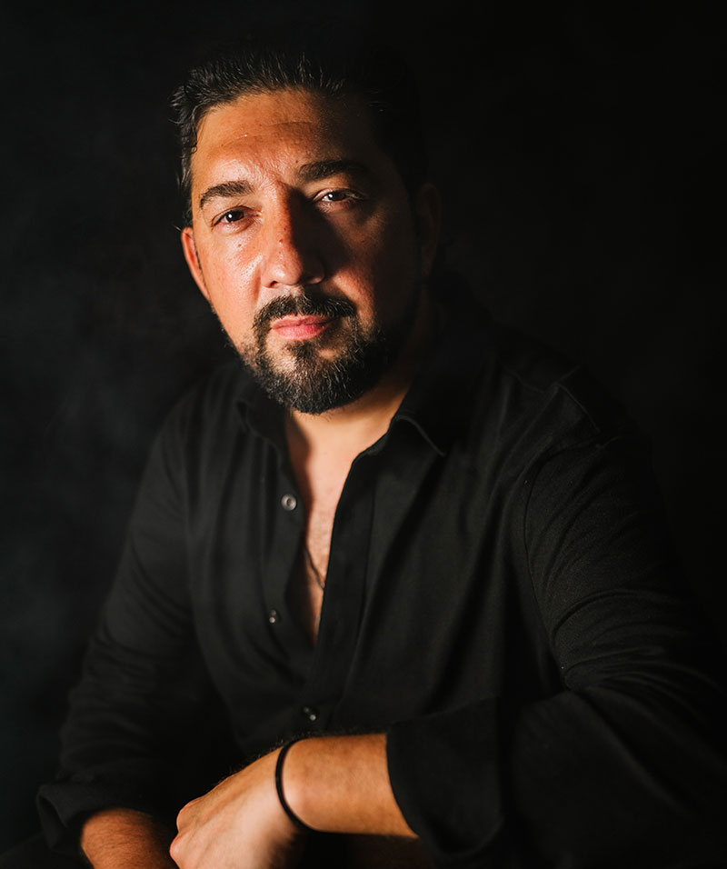 Antonio Rey afinando su guitarra antes de salir al tablao.